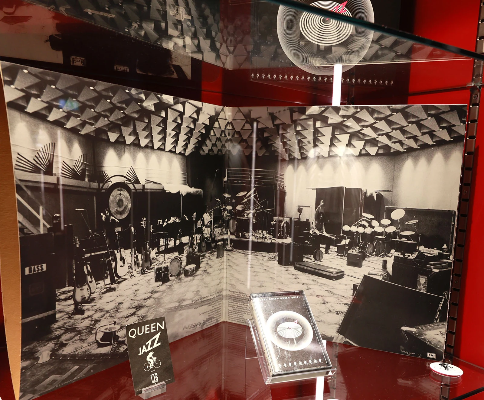 Εσωτερική άποψη της έκθεσης Queen Studio Experience στο Μοντρέ