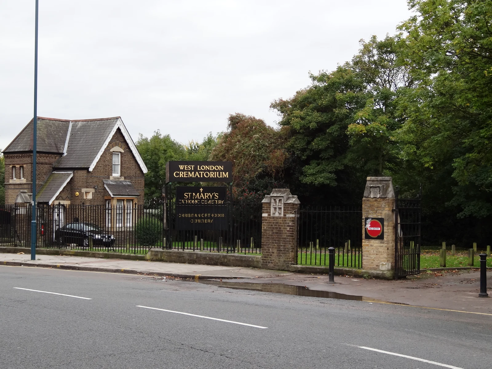 Εξωτερική άποψη του West London Crematorium