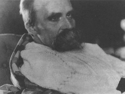 Κοντινό ασπρόμαυρο πορτρέτο του Friedrich Nietzsche, τυλιγμένου με λευκή κουβέρτα