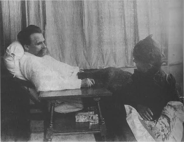 Ο Friedrich Nietzsche ξαπλωμένος σε ανάκλιντρο, με μια γυναίκα να κάθεται δίπλα του