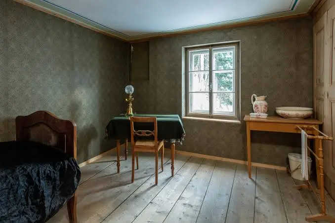 Το δωμάτιο του Friedrich Nietzsche στο Nietzsche-Haus του Sils Maria, με κρεβάτι, γραφείο και παράθυρο