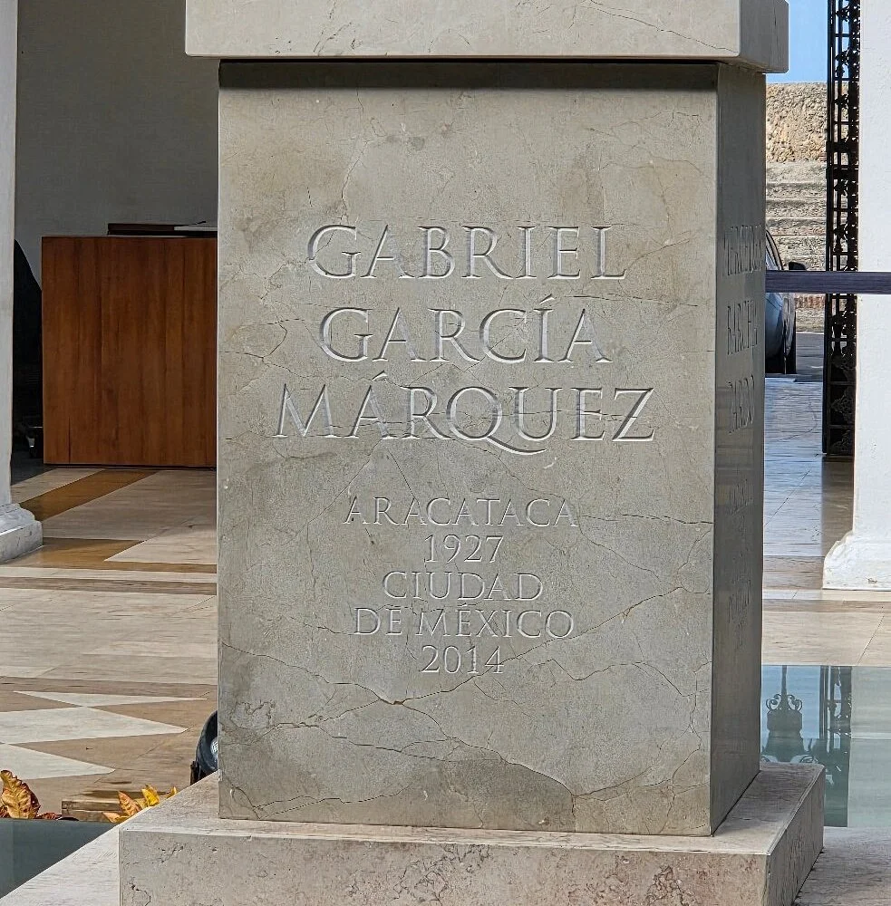 Η μαρμάρινη βάση του μνημείου του Gabriel García Márquez στην Καρταχένα, με το όνομά του και τις χρονολογίες Aracataca 1927 – Ciudad de México 2014