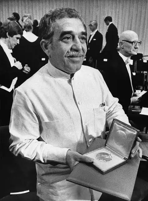 Ο Gabriel García Márquez στη Στοκχόλμη το 1982, με λευκό κοστούμι της Καραϊβικής