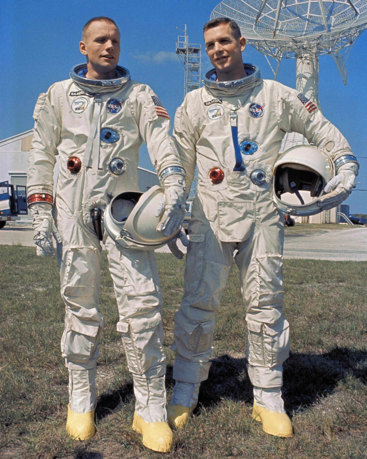 Ο Neil Armstrong και ο David Scott με στολές του προγράμματος Gemini, το 1966