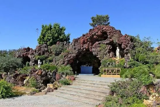 Το Grotto από ηφαιστειακή πέτρα στο νεκροταφείο Holy Cross