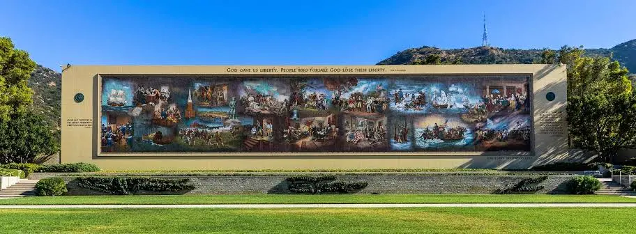 Το κτίριο Hall of Liberty στο Forest Lawn Hollywood Hills