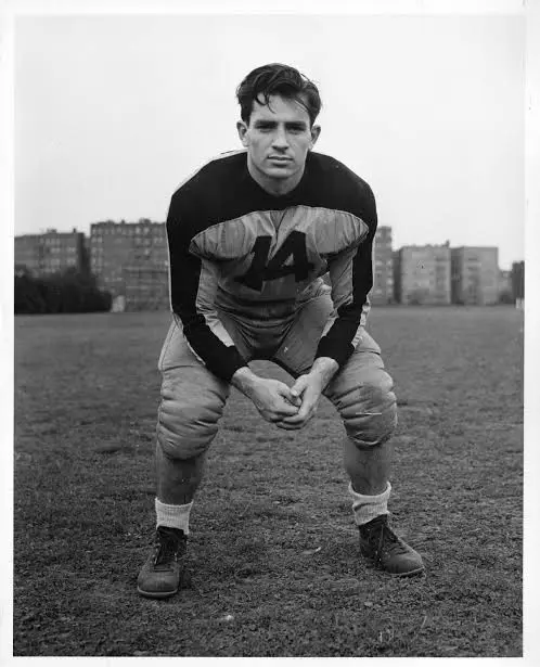 Ο νεαρός Jack Kerouac με αθλητική στολή αμερικανικού ποδοσφαίρου