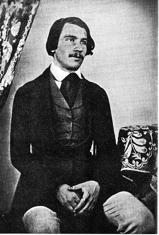 Ασπρόμαυρο πορτρέτο του νεαρού Jacob Burckhardt, καθισμένου, με μουστάκι