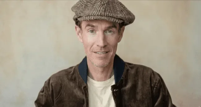 Πορτρέτο του James Van Der Beek με τραγιάσκα, αδυνατισμένου, στα χρόνια της ασθένειάς του