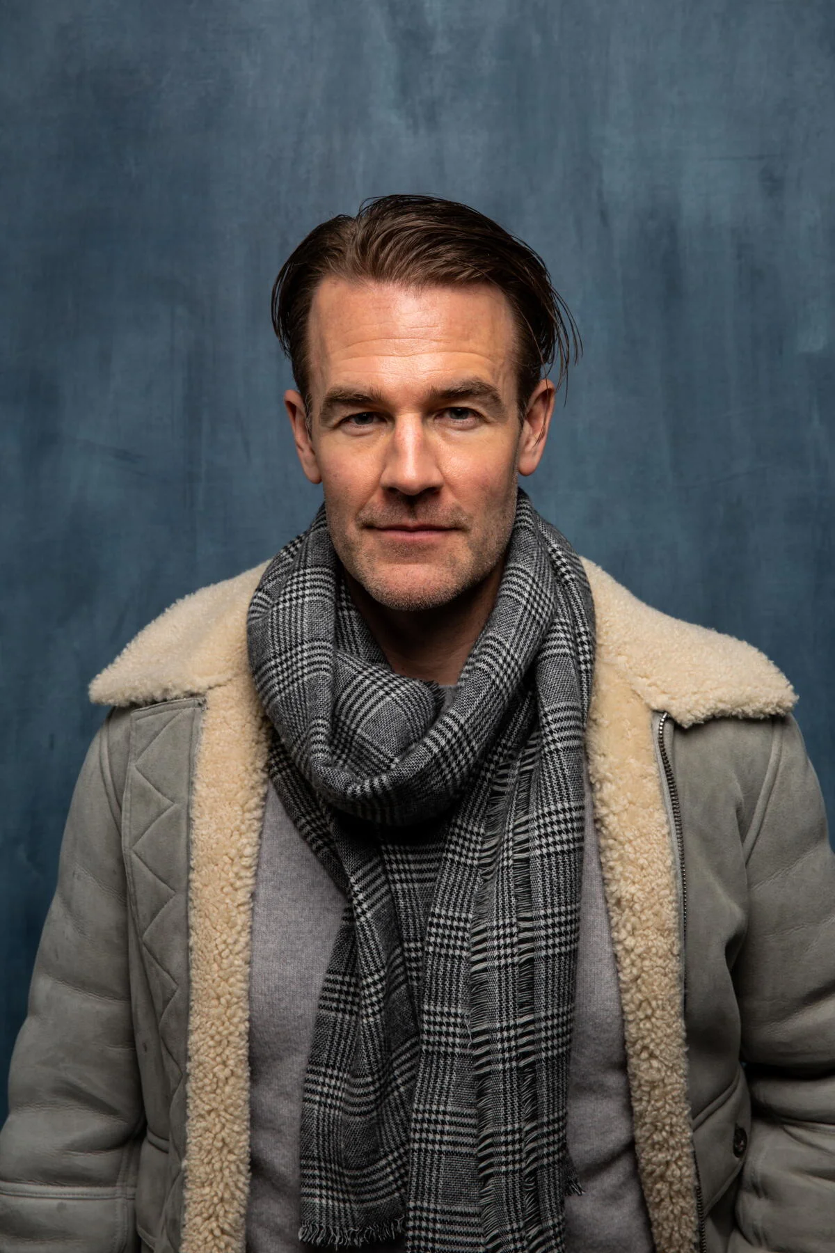 Ο James Van Der Beek με χειμερινό παλτό και κασκόλ