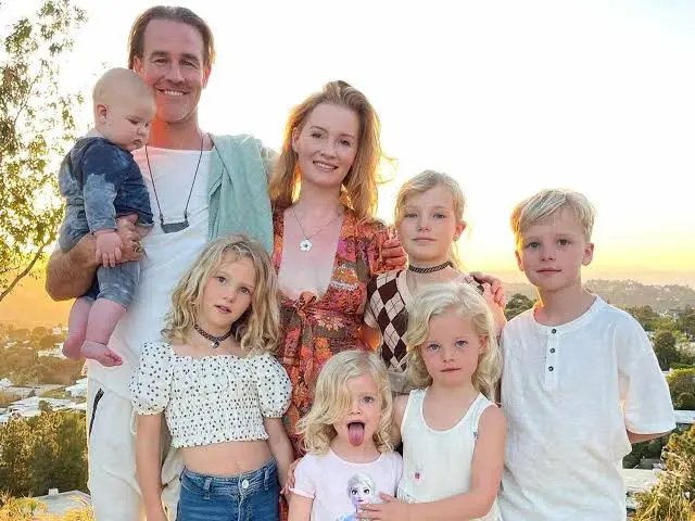 Ο James Van Der Beek με τη σύζυγό του Kimberly και τα έξι παιδιά τους