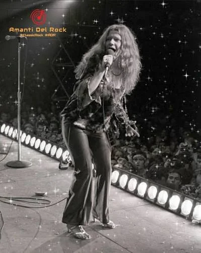 Η Janis Joplin στην τελευταία δημόσια συναυλία της στο Harvard Stadium τον Αύγουστο του 1970