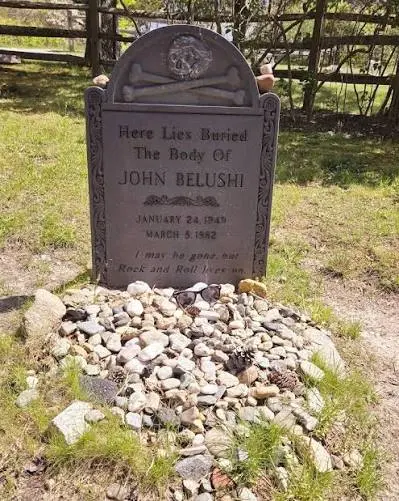 Η επιτύμβια πλάκα του John Belushi στο νεκροταφείο Abel's Hill του Chilmark