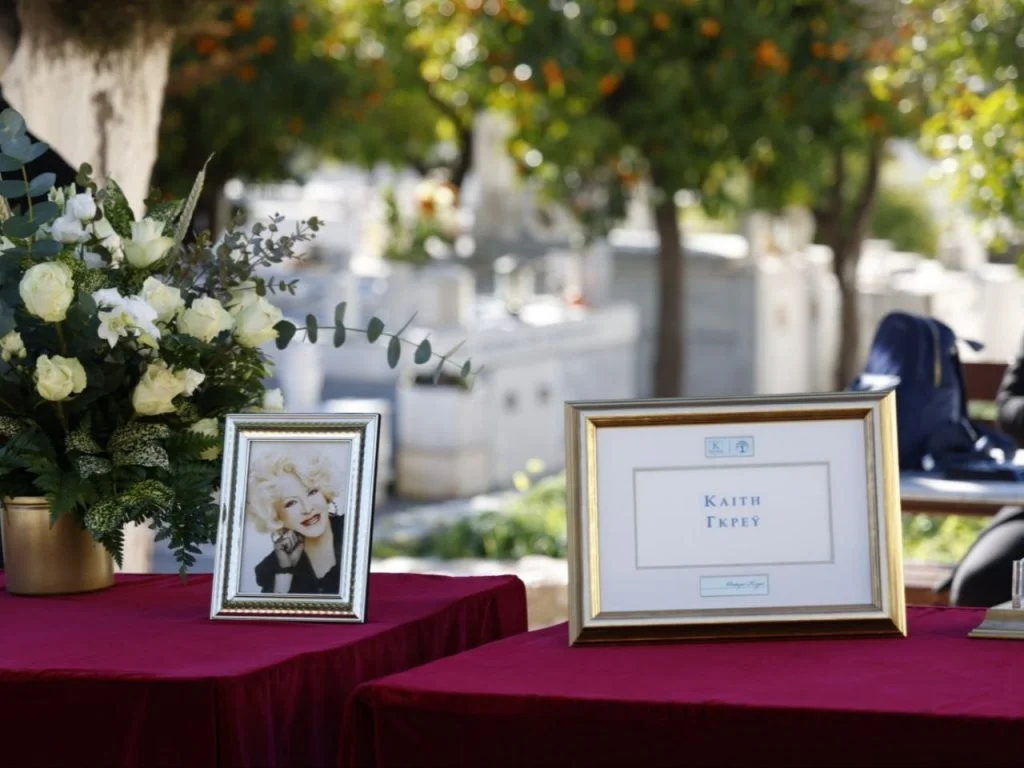 Φωτογραφία από την κηδεία της Καίτης Γκρέυ στο κοιμητήριο