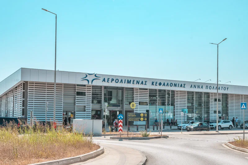 Η επιγραφή του αεροδρομίου Κεφαλονιάς «Άννα Πολλάτου»
