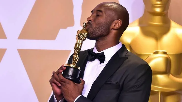 Ο Kobe Bryant με τον Glen Keane στην απονομή των Όσκαρ το 2018, με το βραβείο για το Dear Basketball