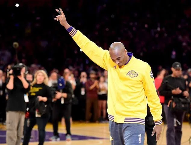 Ο Kobe Bryant χαιρετά το κοινό στον τελευταίο του αγώνα, στις 13 Απριλίου 2016