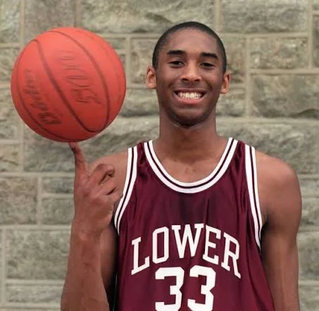 Ο νεαρός Kobe Bryant με τη φανέλα του Lower Merion High School