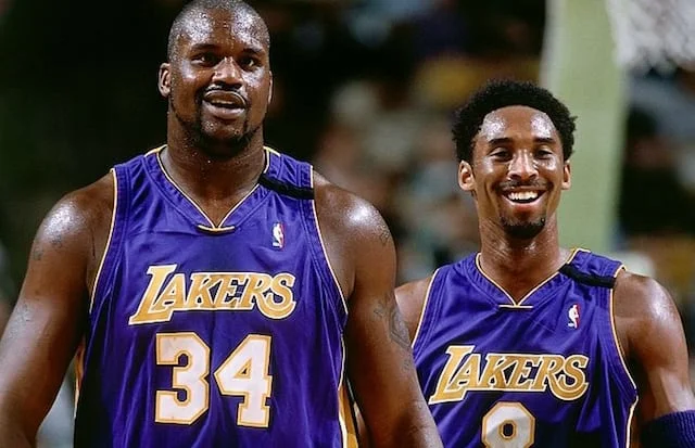 Ο Kobe Bryant και ο Shaquille O'Neal με τις φανέλες των Lakers, την εποχή των τριών συνεχόμενων τίτλων