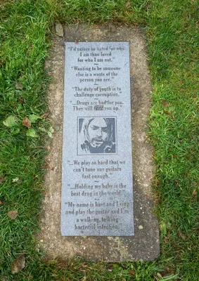 Μνημείο για τον Kurt Cobain με πλάκα στο Aberdeen της Ουάσινγκτον