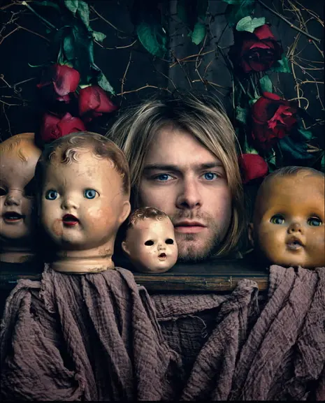 Ο Kurt Cobain ανάμεσα σε παλιά κεφάλια κούκλας και μαραμένα τριαντάφυλλα, φωτογραφία για το Rolling Stone