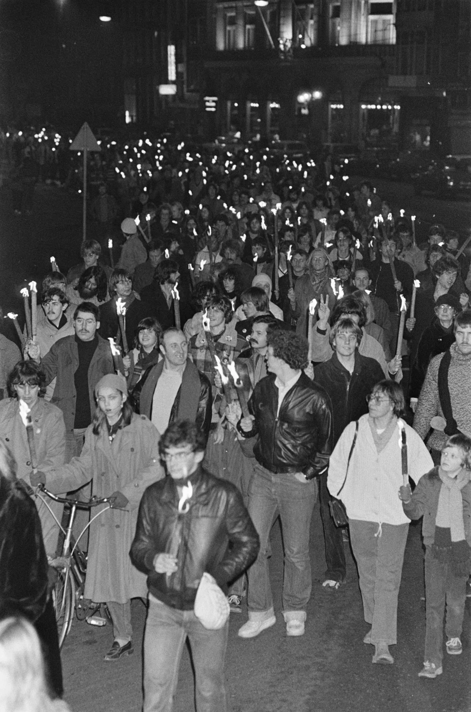 Συμμετέχοντες με δαυλούς στην πορεία μνήμης του Λένον στο Άμστερνταμ