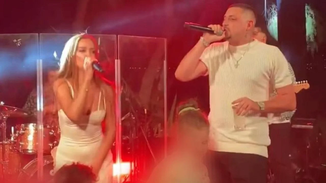 Η Ελένη Φουρέιρα και ο Mad Clip τραγουδούν με μικρόφωνα στη γαμήλια δεξίωση.