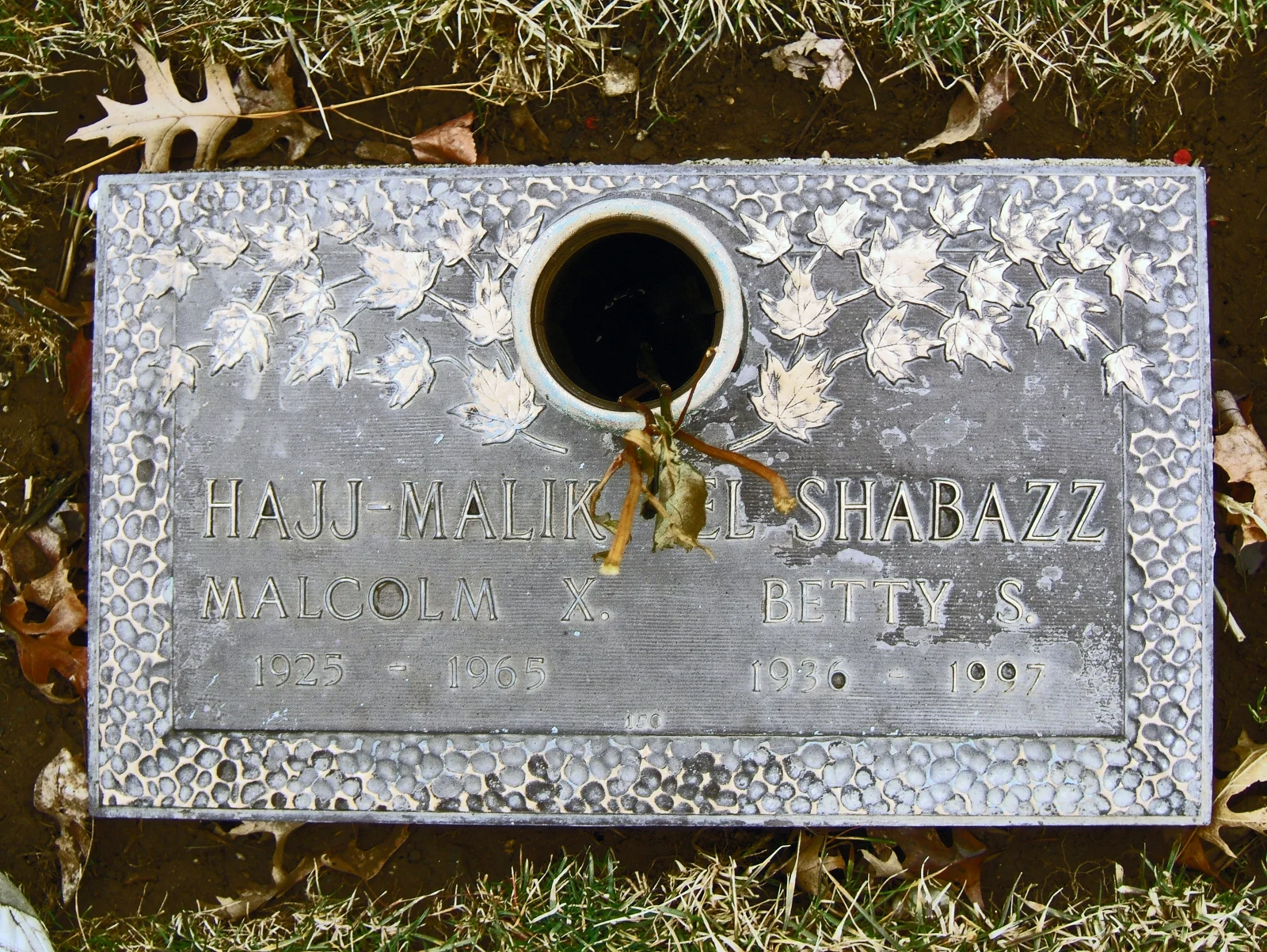 Η κοινή επιτύμβια πλάκα των El-Hajj Malik El-Shabazz και Dr. Betty Shabazz στο Ferncliff Cemetery.