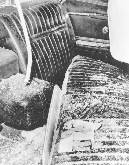 Ασπρόμαυρη φωτογραφία των καθισμάτων και του εσωτερικού του αυτοκινήτου μετά το τροχαίο