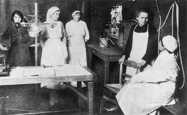 Η Marie Curie και η κόρη της Irène με ακτινολογικό εξοπλισμό σε στρατιωτικό νοσοκομείο