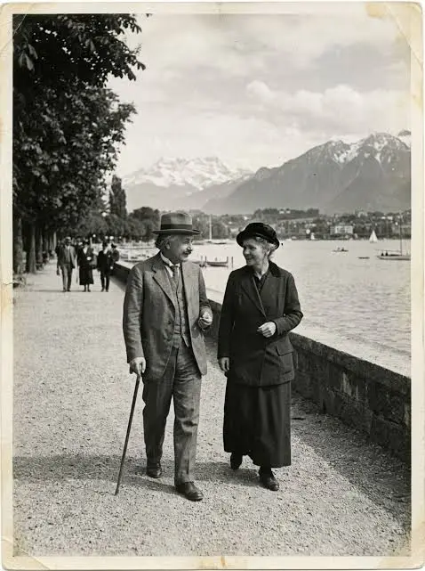 Η Marie Curie και ο Albert Einstein μαζί, σε φωτογραφία από τα χρόνια της συνεργασίας τους στην Κοινωνία των Εθνών