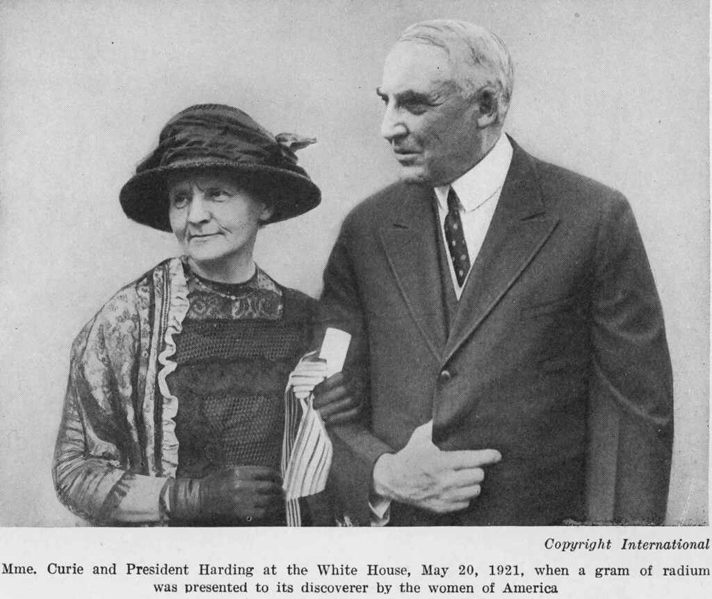 Η Marie Curie με τον πρόεδρο Warren Harding στα σκαλιά του Λευκού Οίκου, το 1921