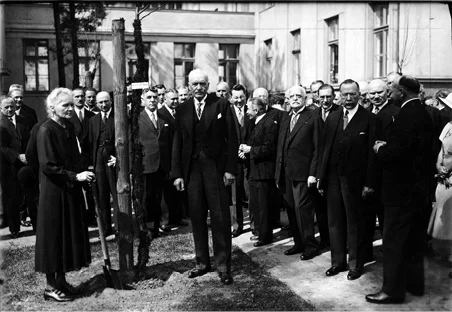 Η Marie Curie στα εγκαίνια του Ινστιτούτου Ραδίου της Βαρσοβίας, τον Μάιο του 1932