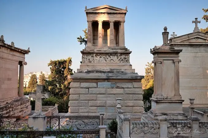 Το μαυσωλείο του Χάινριχ Σλήμαν σε μορφή δωρικού ναού στο Α΄ Νεκροταφείο Αθηνών