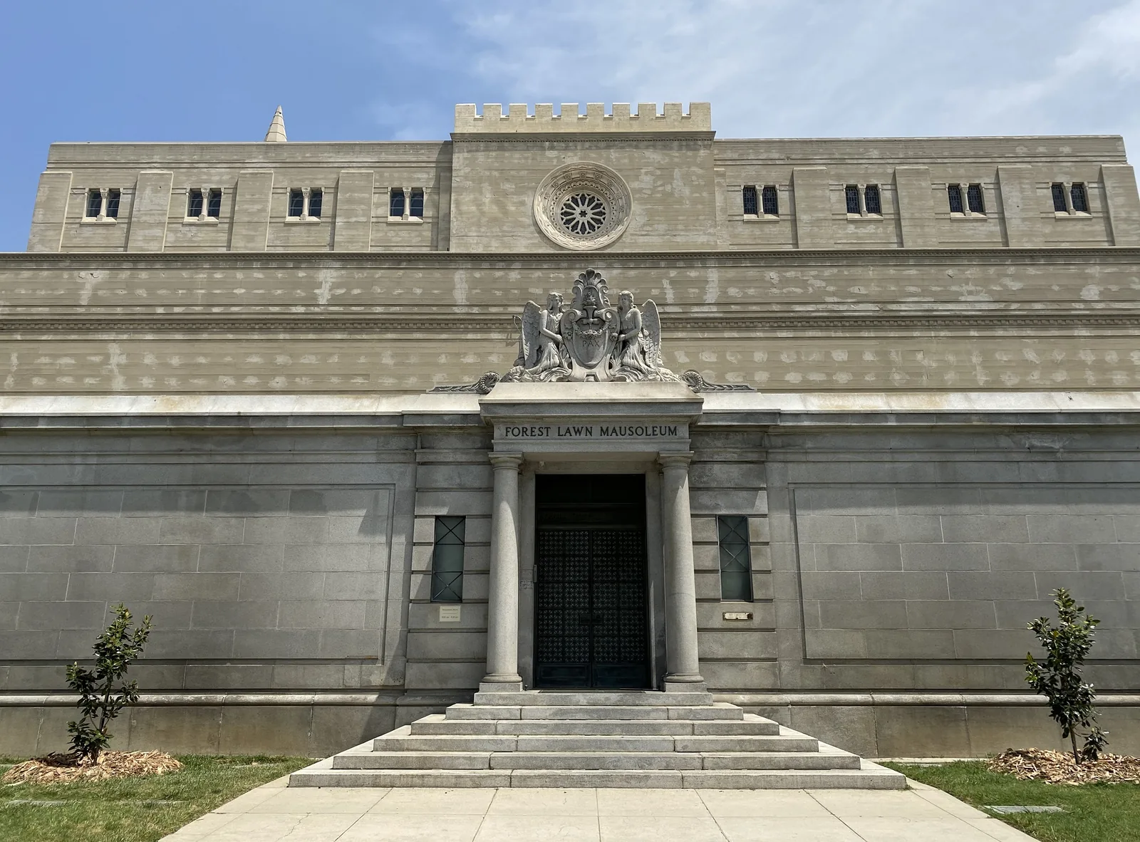Η είσοδος του Μεγάλου Μαυσωλείου στο Forest Lawn Glendale με κίονες και γλυπτό με δύο αγγέλους και την επιγραφή PAX