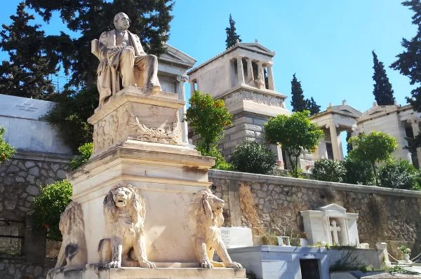 Το μνημείο του Γεωργίου Αβέρωφ με τον ευεργέτη καθισμένο σε βάθρο και λιοντάρια στις γωνίες, στο Α΄ Νεκροταφείο Αθηνών