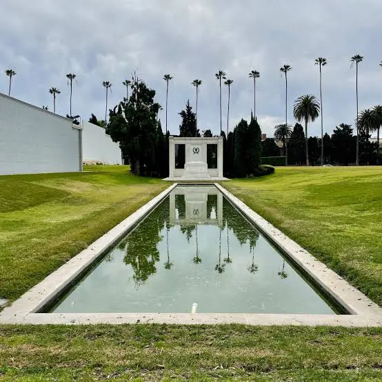 Το μνημείο του Douglas Fairbanks με τη μακρόστενη πισίνα, τα κυπαρίσσια και τους φοίνικες στο Hollywood Forever