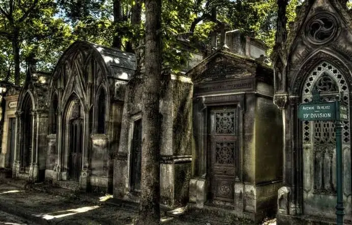 Γοτθικά μαυσωλεία κάτω από δέντρα στη λεωφόρο Avenue Berlioz, στο 19ο τμήμα του νεκροταφείου Μονμάρτρης