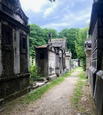 Χωμάτινο μονοπάτι ανάμεσα σε πέτρινα μαυσωλεία στο νεκροταφείο Μονμάρτρης