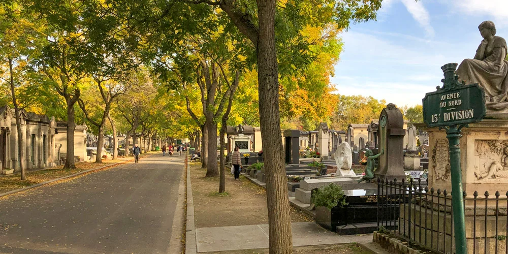 Δέντρα με φθινοπωρινά φύλλα στη λεωφόρο Avenue du Nord, στο 13ο τμήμα του νεκροταφείου Μονπαρνάς