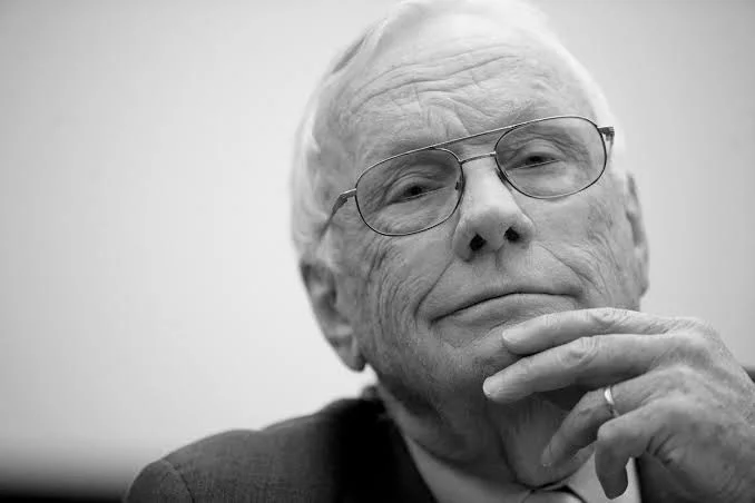 Ασπρόμαυρο πορτρέτο του Neil Armstrong σε μεγάλη ηλικία, με γυαλιά και το χέρι στο πηγούνι
