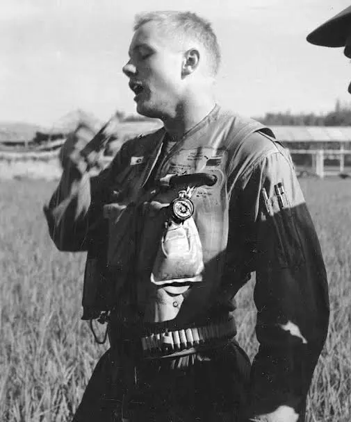 Ο νεαρός Neil Armstrong με στολή αεροπόρου του Ναυτικού στον πόλεμο της Κορέας