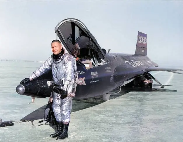 Ο Neil Armstrong δίπλα στο πύραυλο-αεροπλάνο X-15 στο Edwards της Καλιφόρνιας