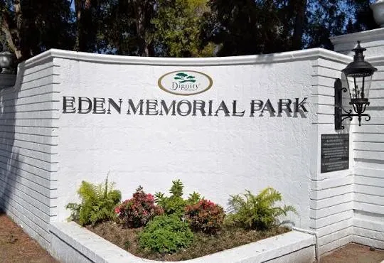 Η είσοδος του νεκροταφείου Eden Memorial Park στο Mission Hills του Λος Άντζελες