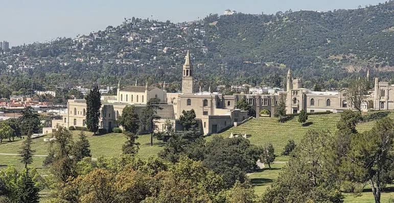 Τα κτίρια του Forest Lawn Glendale σε λόφο, με τους λόφους του Λος Άντζελες στο βάθος