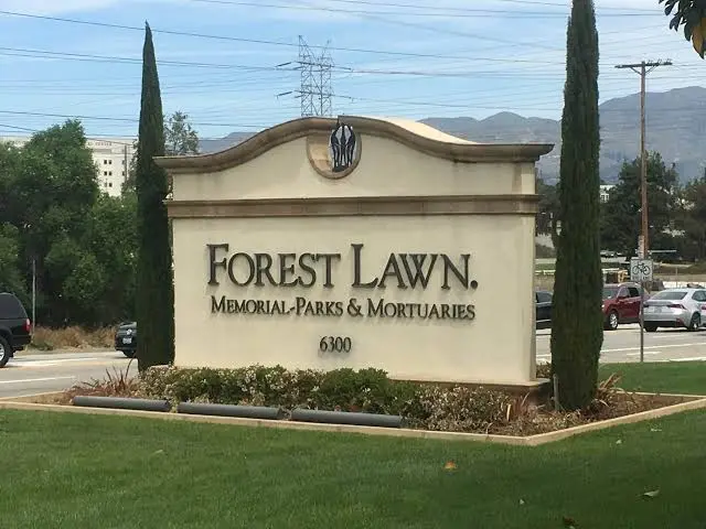 Η είσοδος του Forest Lawn Memorial Park στο Hollywood Hills του Λος Άντζελες