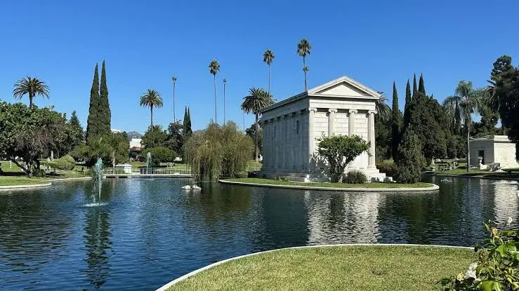 Hollywood Forever Cemetery . Η λίμνη με τα μνημεία