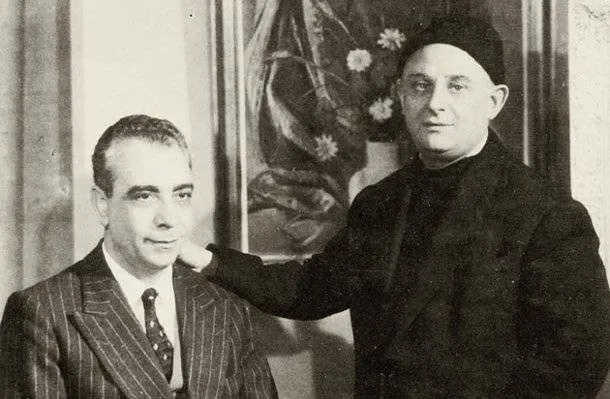 Ο Νίκος Καββαδίας με τον συγγραφέα Στρατή Τσίρκα στην Αλεξάνδρεια, γύρω στο 1950, μπροστά σε πίνακα με λουλούδια