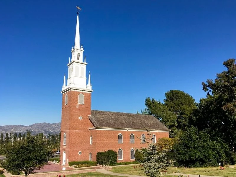 Το αντίγραφο της Old North Church της Βοστώνης στο Forest Lawn Hollywood Hills