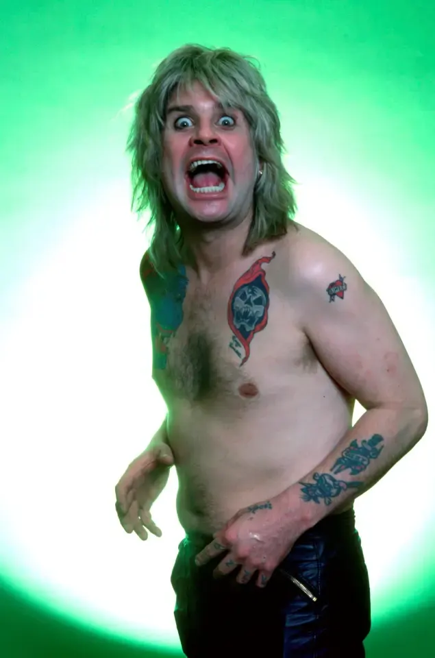Ο Ozzy Osbourne τη δεκαετία του 1980, με ορατά τατουάζ